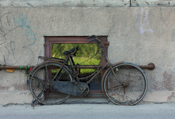 Plakat old bicycle in front of a wall