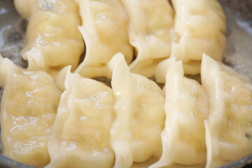 フライパンでギョーザを焼く