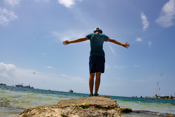 brazos abiertos mirando el mar