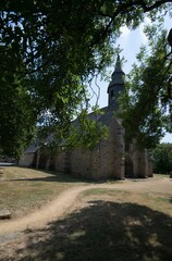 Obraz premium La Chapelle de Kermaria an Iskuit dans les Côtes-d'Armor en Bretagne.
