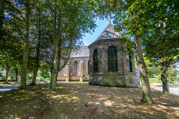 Fototapeta premium La Chapelle de Kermaria an Iskuit dans les Côtes-d'Armor en Bretagne.