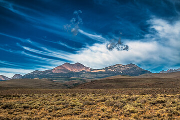 Naklejka premium dramatic summer skies in the sierra Nevada mountain ranges in Eastern California.
