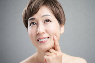 口元を指差す中年の日本人女性wall Mural Wallpaper Murals Mapo 口元を指差す中年の日本人女性wall Mural Wallpaper Murals Mapo