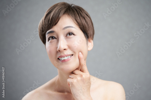 笑顔で頬を指差す中年の日本人女性 Wall Mural Wallpaper Murals Mapo