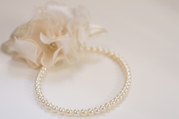 パールネックレスとコサージュ