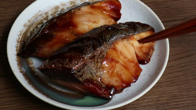 ブリの照り焼き　箸で身をとる