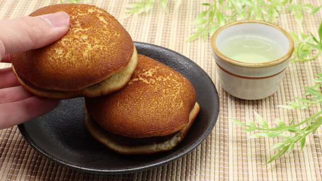 粒餡のたっぷり入ったどら焼きを置く
