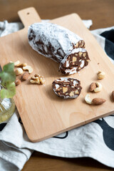 カットされたシチョコレート菓子とナッツ