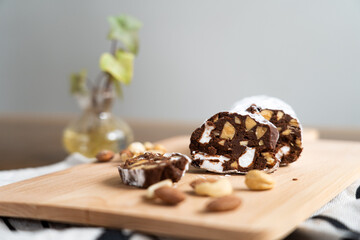 カットされたチョコレート菓子とナッツ