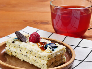 cheesecake with berries