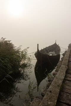 Wikingerboot im Nebel