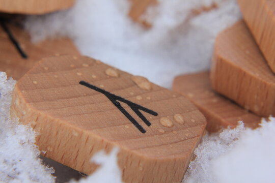 Runen im Schnee