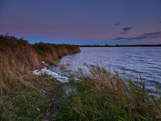 Lichtstimmung am Bodstedter Bodden bei Zingst am Abend, Nationalpark Vorpommersche Boddenlandschaft, Mecklenburg-Vorpommern, Deutschland