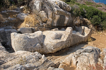 Unvollendete Steinfigur (Kouros) bei Apollonas, Insel Naxos, Kyladen, Griechenland - obrazy, fototapety, plakaty