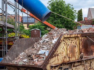 Container mit Bauschutt und Schuttrutsche