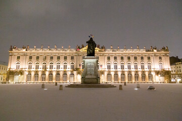 Obraz premium La place Stanislas de Nancy (Meurthe-et-Moselle, Lorraine), classée au patrimoine mondial de l'Unesco sous la neige de l'hiver