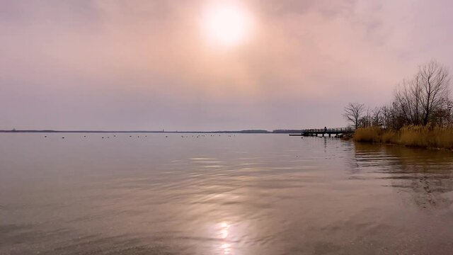 Sonnenuntergang bei tr&uuml;bem Himmel an Leipziger See