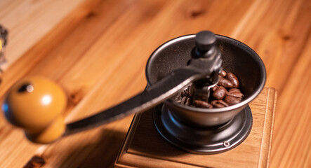Obraz na płótnie Canvas ミルに入ったコーヒー豆