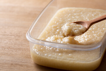 塩麹をスプーンで掬う