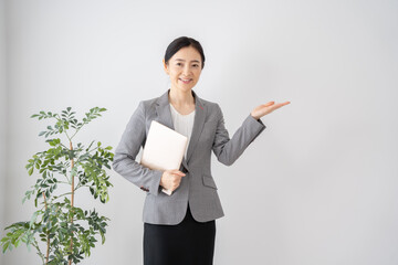 ジャケットを着た40代女性　ビジネスイメージ　ポートレート