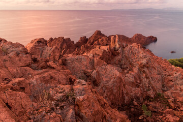 paysage de la Côte d'Azur près de Saint-Raphaël: le bout du massif de l'Esterel avec ses roches rouges volcaniques au Cap du Dramont