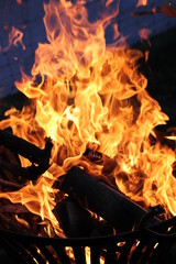 Feuer und flamme am Lagerfeuer