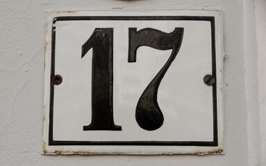 Schild mit einer Hausnummer -siebzehn  -17