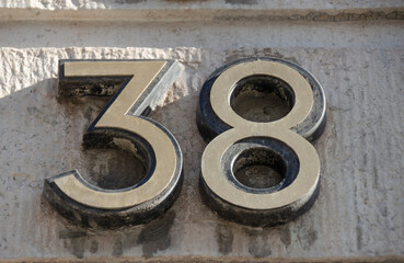Schild mit einer Hausnummer -achtunddreißig -38