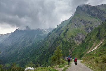 Fototapeta na wymiar Bergwanderer beim Abstieg vor einem aufziehenden Gewitter