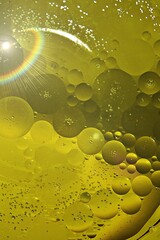 Piękne kolorowe bąbelki z oleju  w wodzie w koncepcji abstrakcji