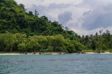 Playa en el paraiso de tailandia con palemeras y mar transparente
