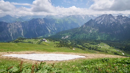 Fototapeta na wymiar Blick vom Fellhorn-Gipfel über die Berge der Allgäuer Alpen