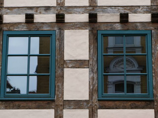 Moderne Sprossenfenster in einem alten, sanierten Fachwerkhaus