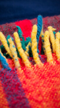 Manta de lana de colores con flecos