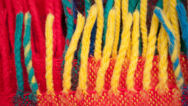 Manta de lana de colores con flecos