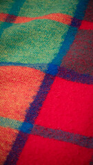 Manta de lana de cuadros y líneas de colores