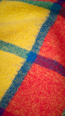 Manta de lana de cuadros y líneas de colores