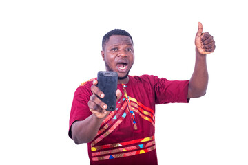 Naklejka premium adult man showing cellphone with thumb raised up.