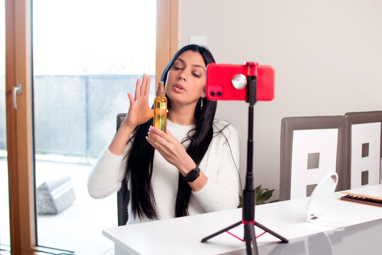 joven mujer latina influencer mostrando un producto para el cabello