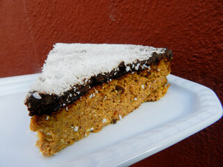 Porción de tarta casera sin gluten de chocolate y coco