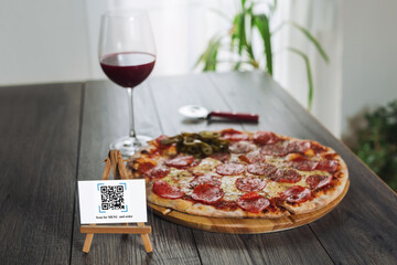  Scan to get discounts or order for pizza.