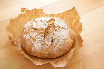 Frisch gebackenes Kartoffelbrot auf Ahorntisch