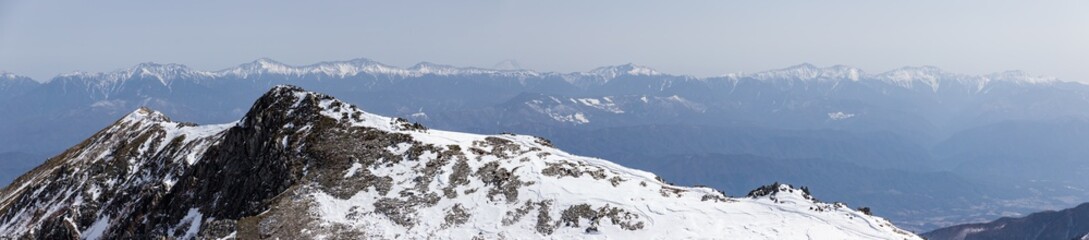 伊那前岳へ続く尾根道の先に雄大な南アププスの山々が見事に並ぶ超高画質パノラマ撮影