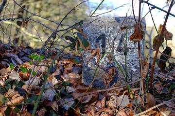 Versteckter Grenzstein mit der Nummer 14