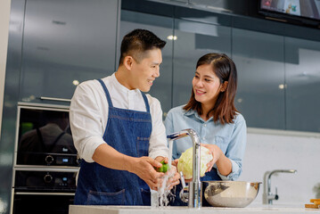 The atmosphere feels good in the atmosphere, washing vegetables To be non-toxic Inside the kitchen background.