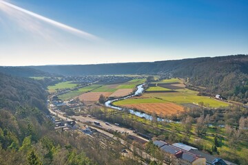 Naklejka premium Blick auf Kipfenberg und die Altmühl von einem Berg aus während der Himmel strahlend blau ist.