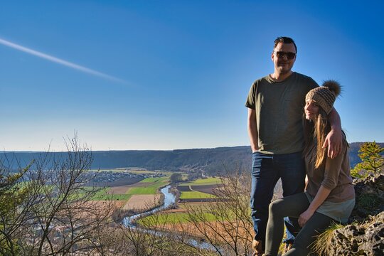 Junges Paar geniest die Aussicht auf Kipfenberg im Altm&uuml;hltal, Bayern, Deutschland bei einem klaren, blauen Himmel.