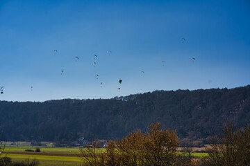 Paraglider an einem strahlend blauem Himmel