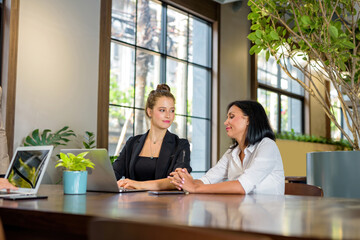 2 women chatting in a restaurant Friendly manner.