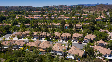 Obraz premium Aerial view of an affluent neighborhood in Rancho Santa Margarita, California, USA.